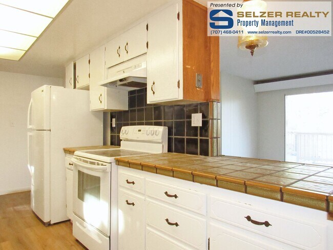 Building Photo - Charming 3 bd. split-level home; private s...