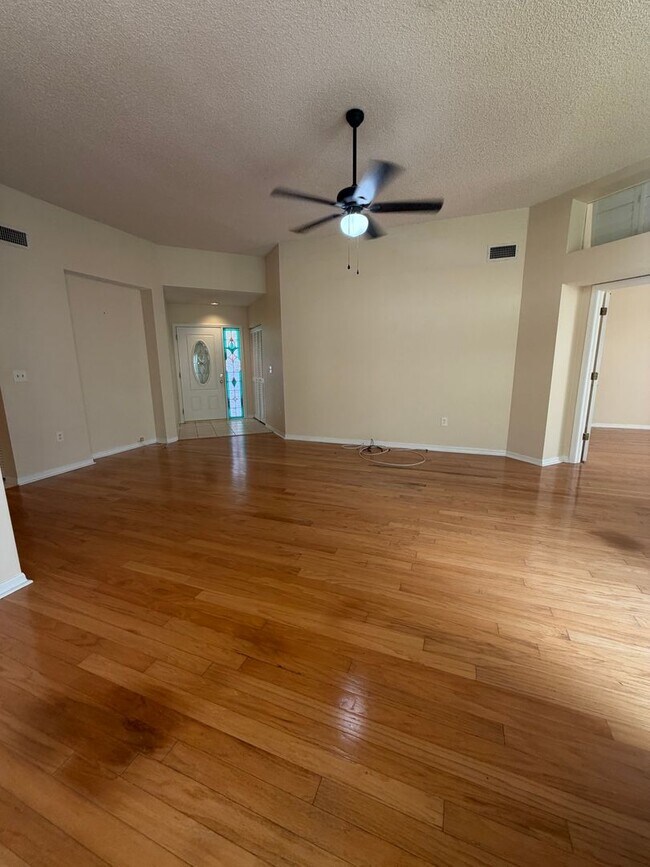 Foto del edificio - First floor condo in gated East Lake Woodlands of Oldsmar with one car garage