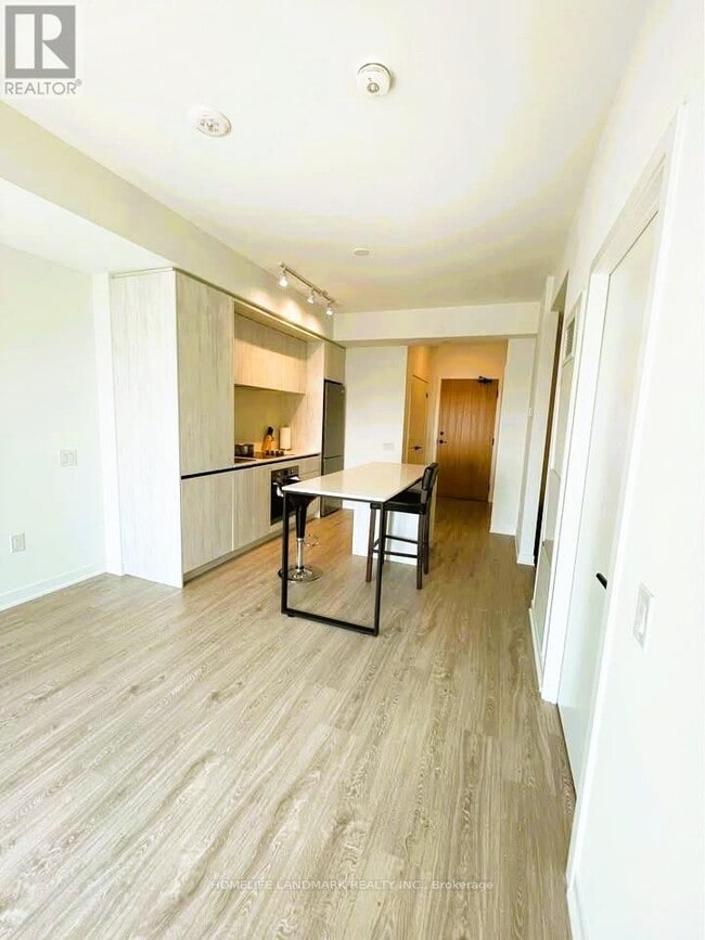 Photo du bâtiment - 2495 Eglinton Ave W