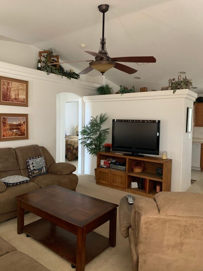 Building Photo - Furnished Winter or Unfurnished Long Term