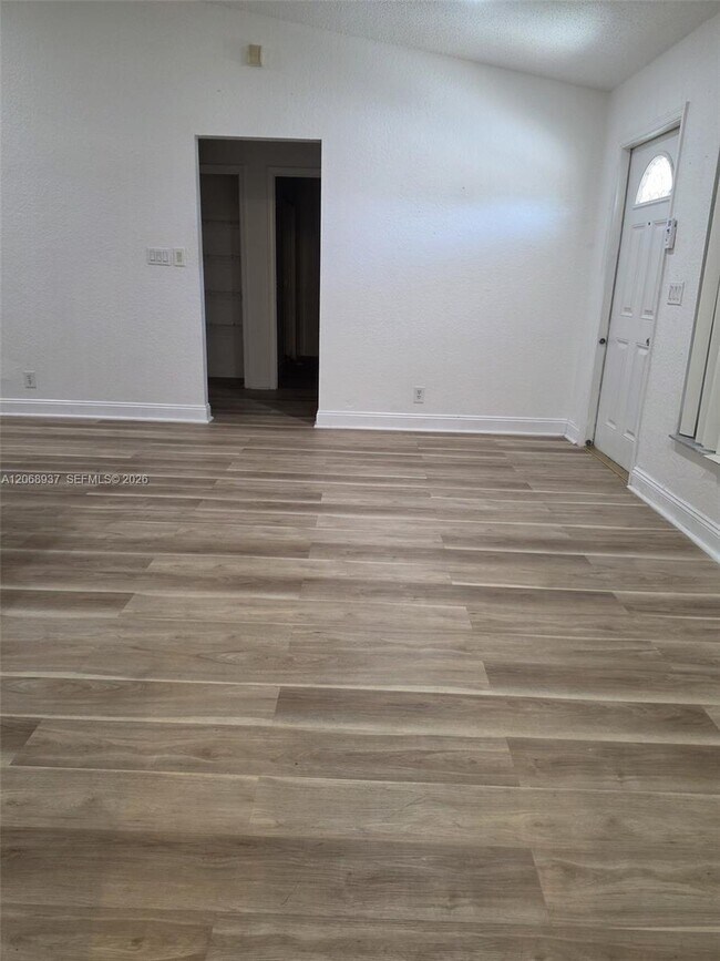 Foto del edificio - 9165 SW 18th St