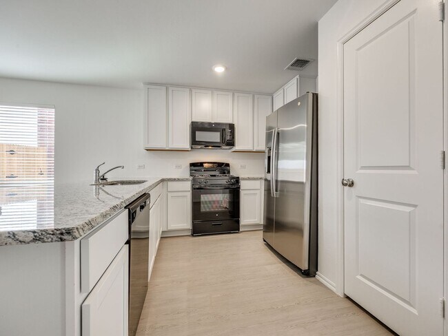 Foto del edificio - Brand New Home + 3 Bedrooms + All Appliances + Norman Schools