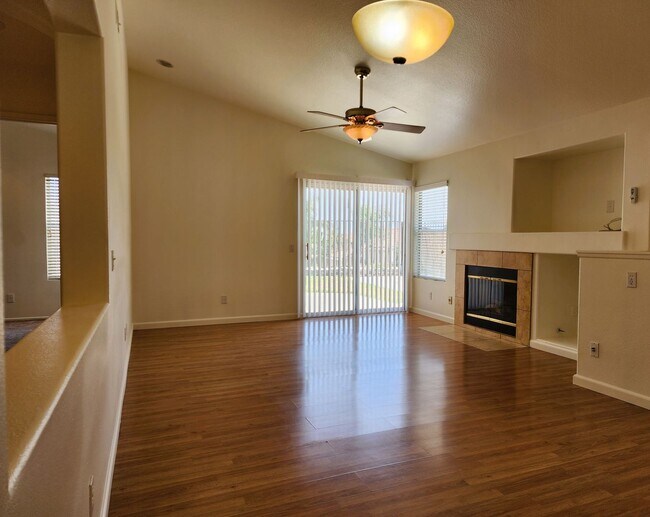 Foto del edificio - Well Maintained Corona 3-Bedroom, 2-Bathro...