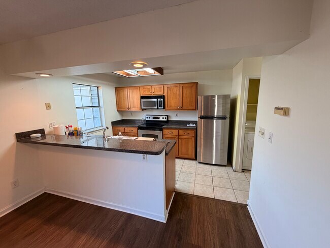 Cocina con nevera nueva. - 402 Chatterton Dr