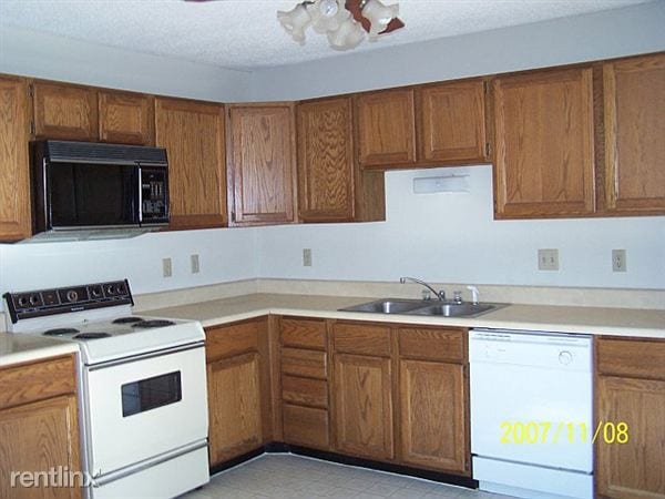 Building Photo - 1 Cherry Tree Ln