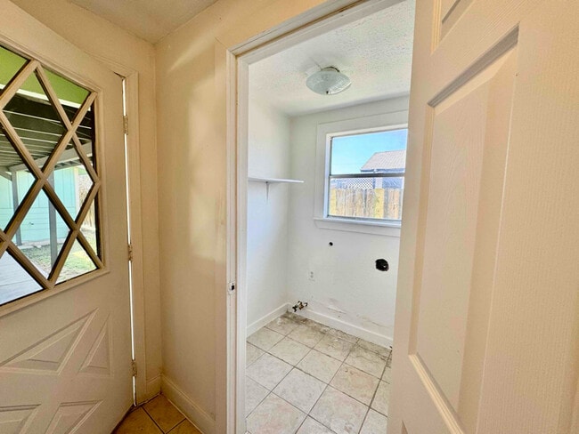 Photo - 610 Fenfield Ave (San Antonio, TX) House