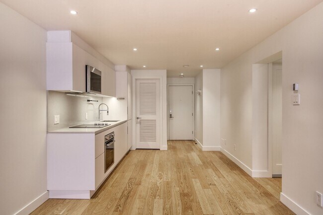 Building Photo - 4570-4590 Queen-Mary