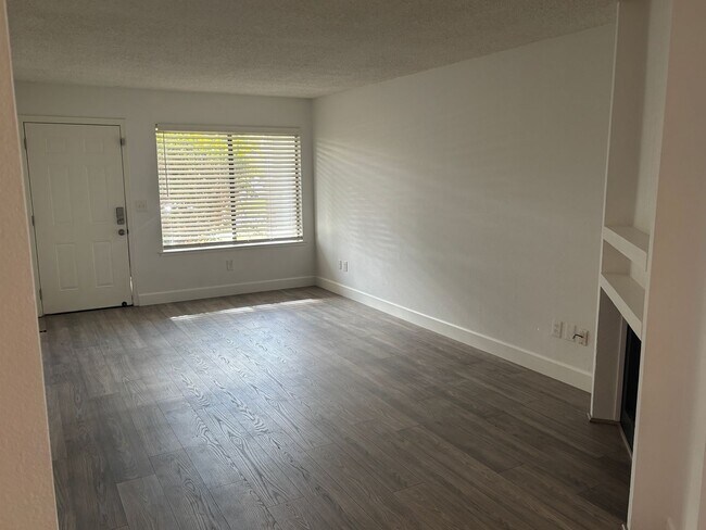 Building Photo - Nice Duplex in Cul-De-Sac
