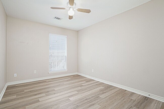 Building Photo - Move In Ready