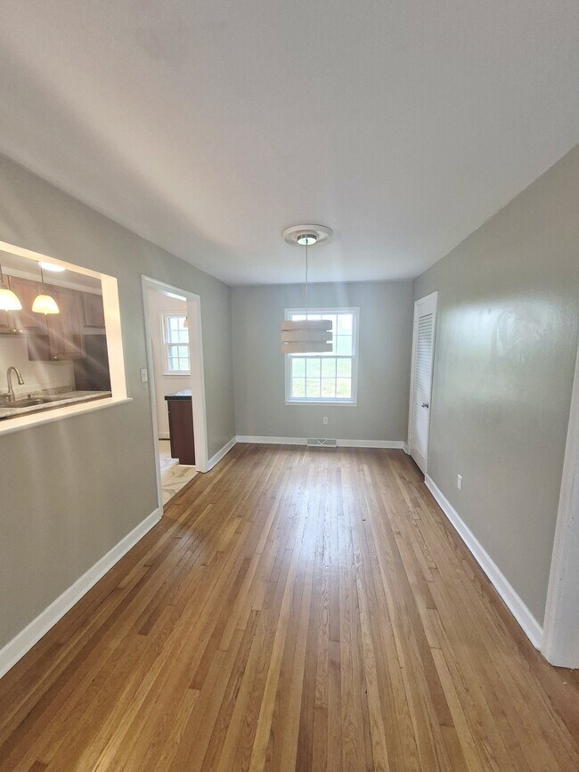 Foto del edificio - 2404 Barracks Ct