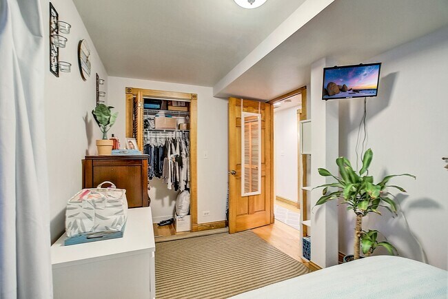 Foto del edificio - 5042 N Winchester Ave
