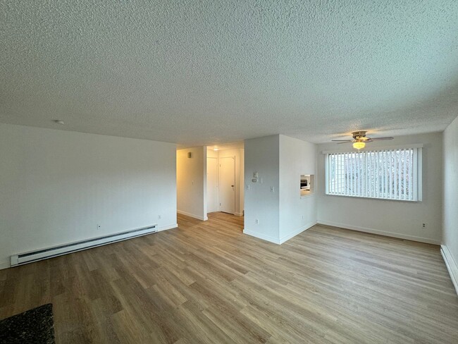 Building Photo - Stunning 2 Bed, 1 Bath w/ Laundry & AC in ...