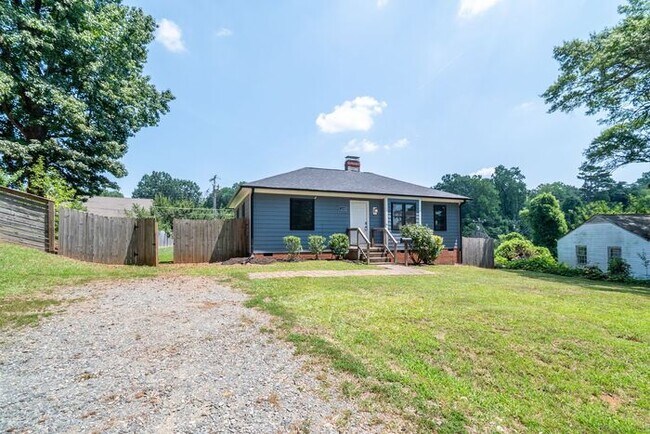 Foto del edificio - Charming Renovated 2BR Home in Revolution Park – Minutes from Uptown Charlotte!