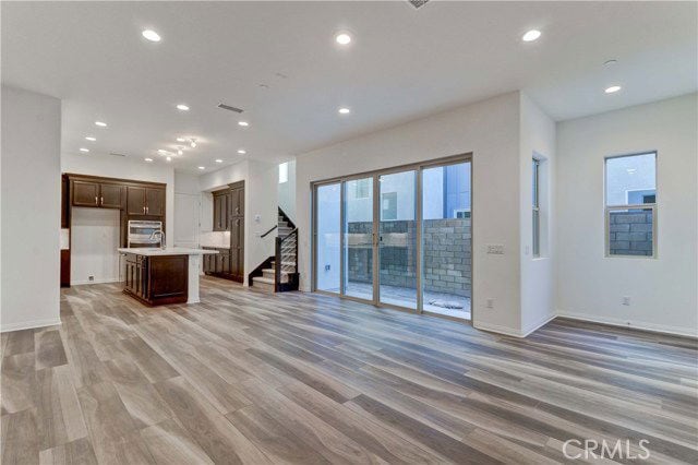 Building Photo - 130 Spectacle