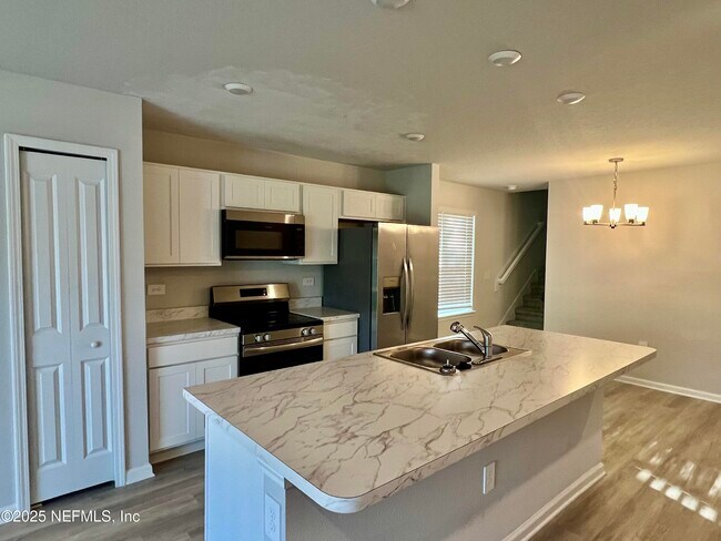 Building Photo - 845 Hartshill Pl