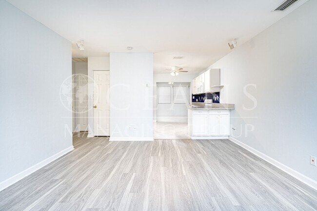 Building Photo - 2/1 Beachside Bungalow