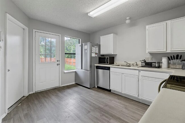 Building Photo - 12714 Hilltop Dr