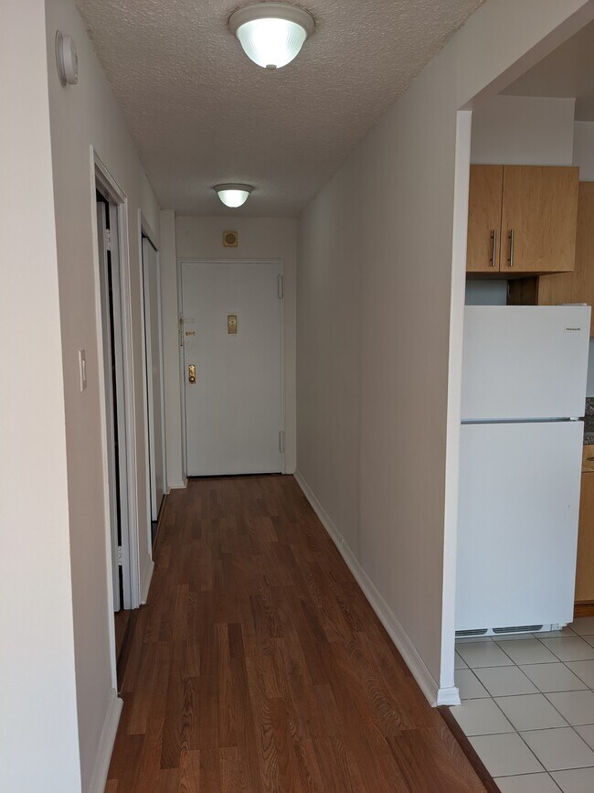 Vestíbulo de entrada con un gran armario - 270 Marin Blvd