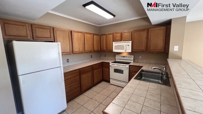 Building Photo - 1 Bedroom, 1 Bath with a Single Car Garage