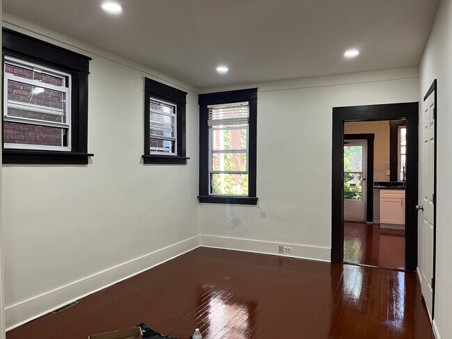 Building Photo - 2323 Sherbrook St