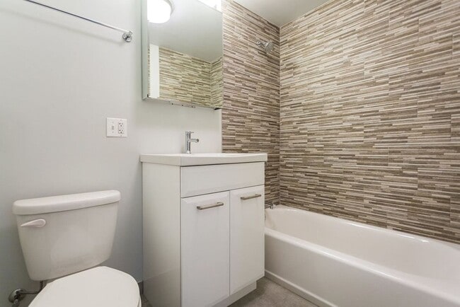 Foto del edificio - 6119 N Kenmore Ave