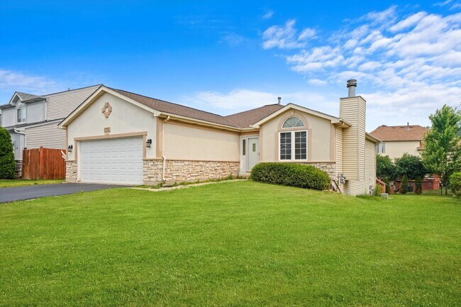 Foto del edificio - Stunning Waukegan Rental: 4-Bedroom Home w...