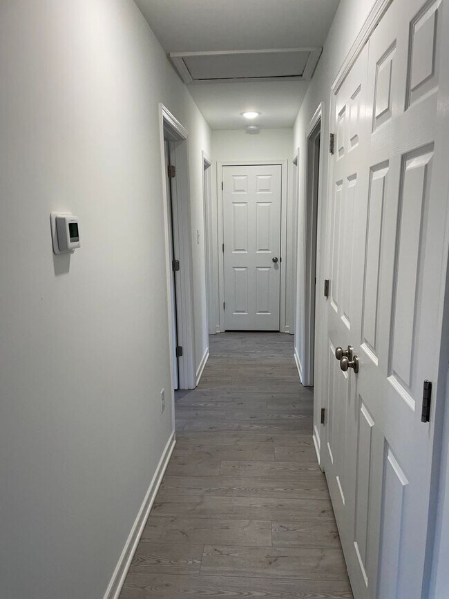 Building Photo - 3 bedroom / 1 bath apartment (downstairs) ...