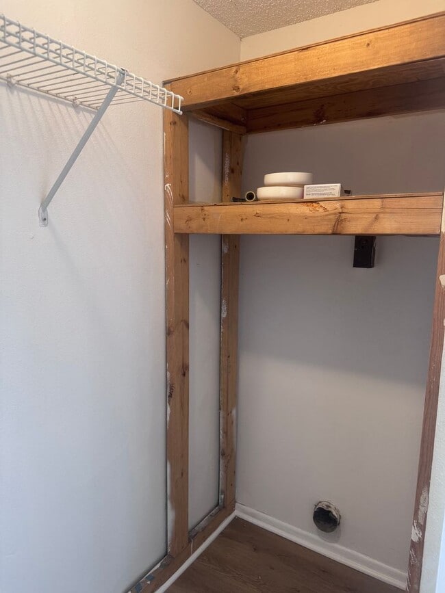 Building Photo - Updated 2/2 River Oaks Condo