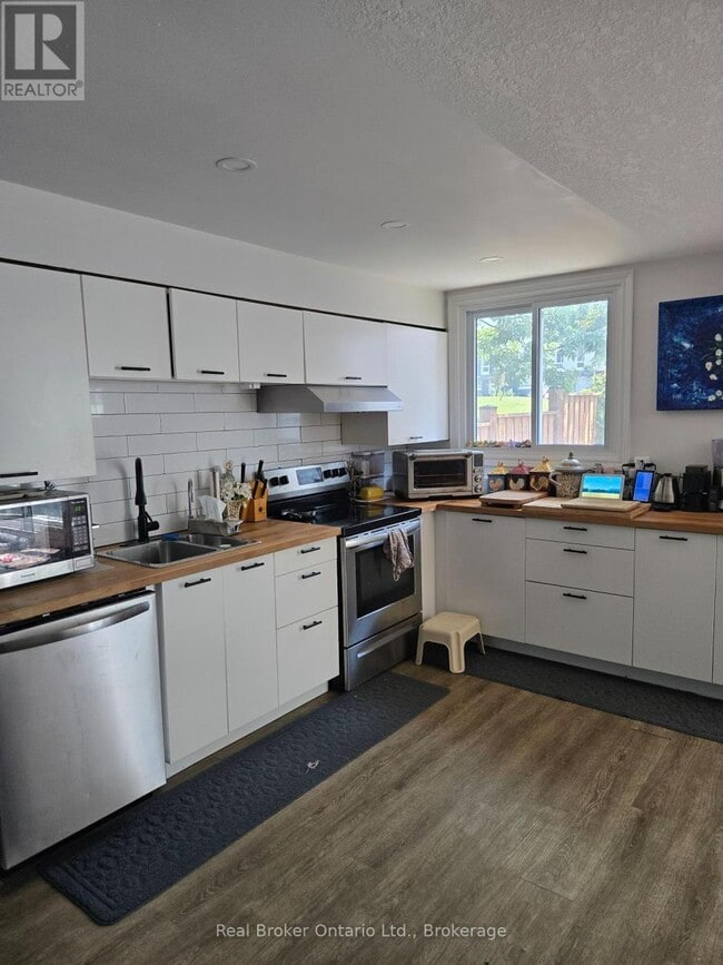 Building Photo - 25-B25 Britten Close
