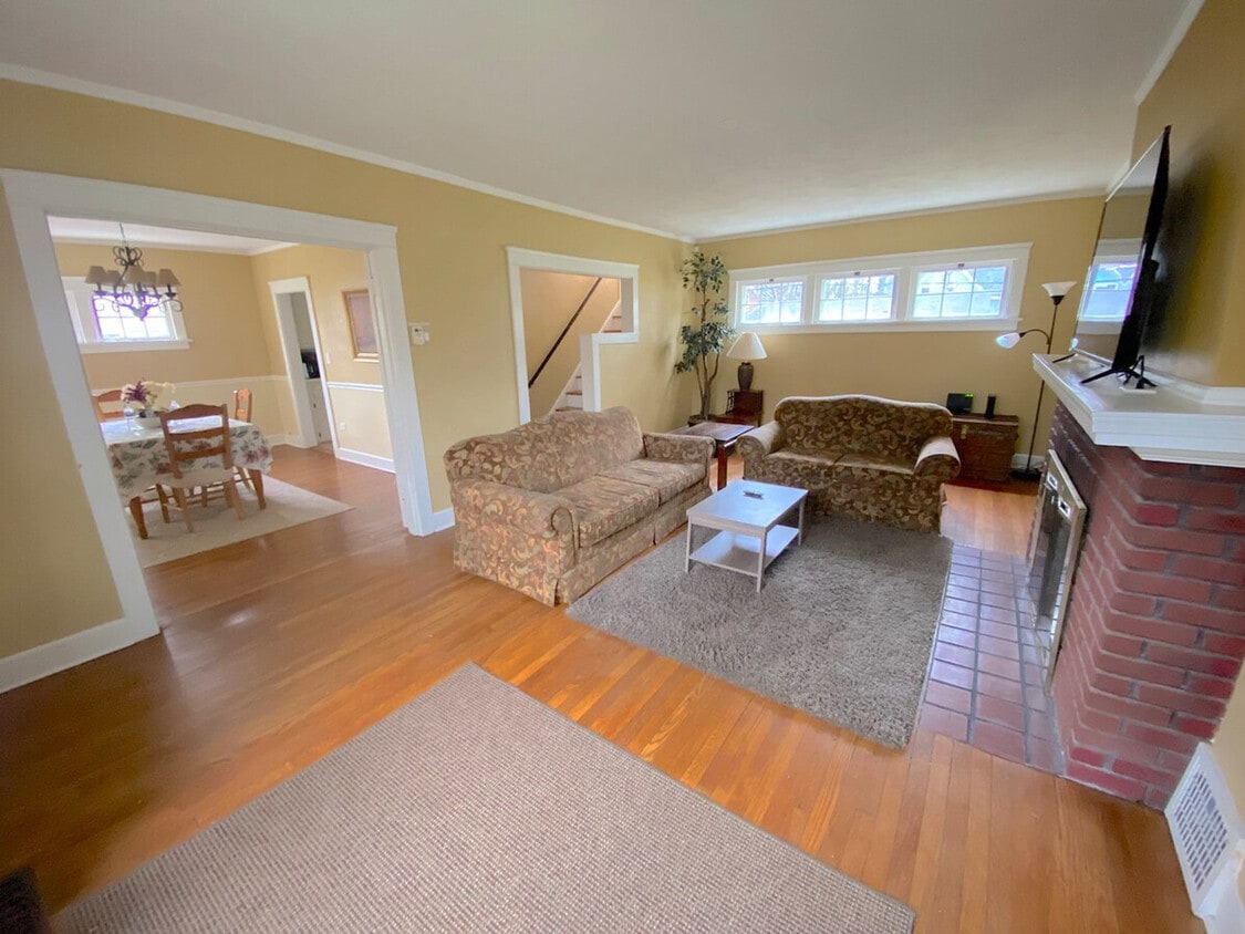 Primary Photo - 1611 Maple Rd