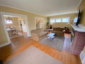 Building Photo - 1611 Maple Rd