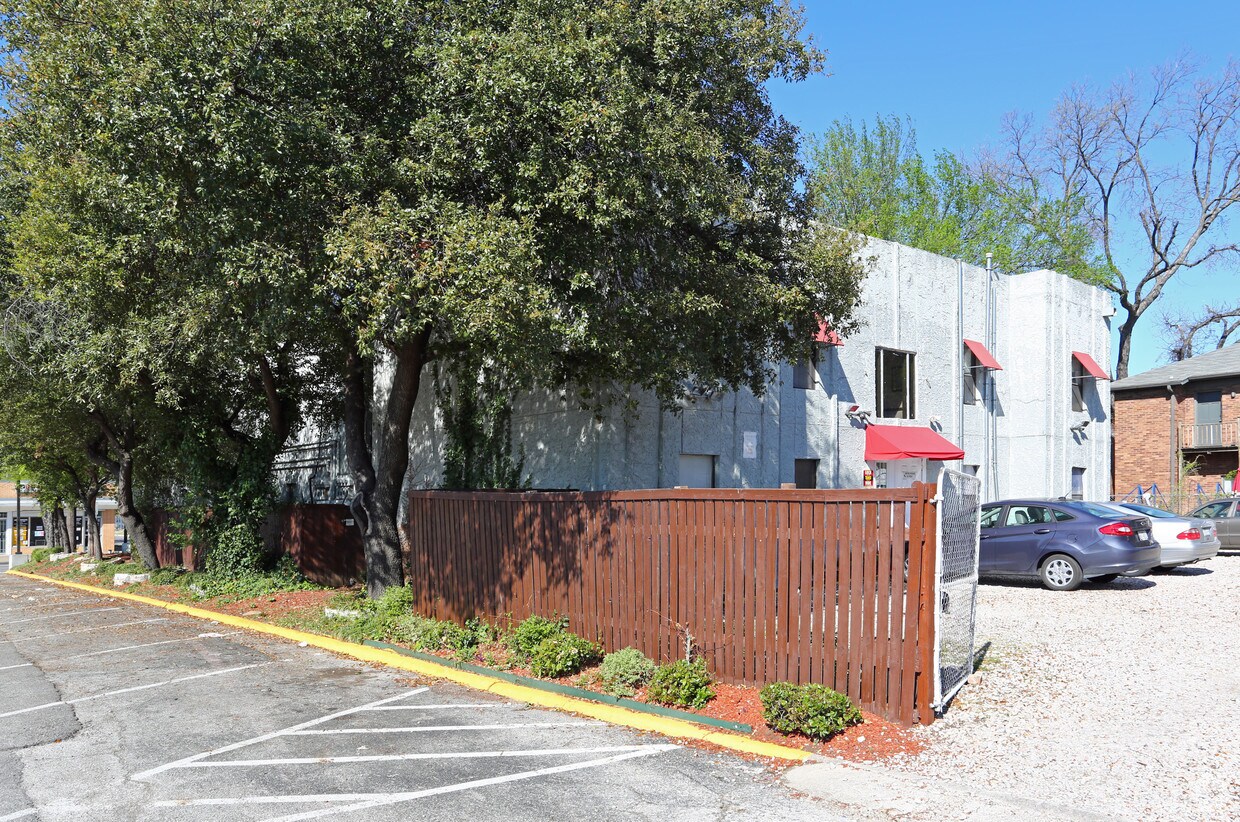 Foto del edificio - 922 N Haskell Ave