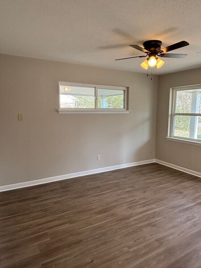 Building Photo - ****JUST REDUCED****6275 Southbridge Dr Ho...