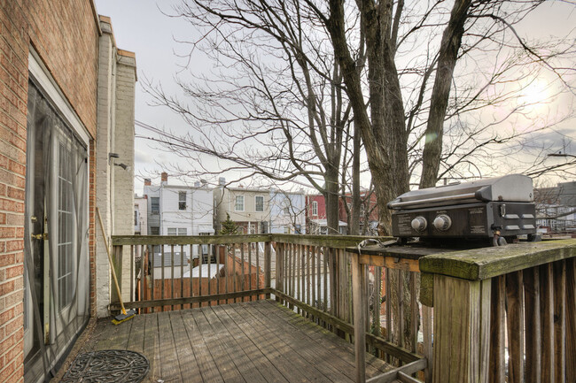 Building Photo - Lovely Lofted H Street Condo + Parking!