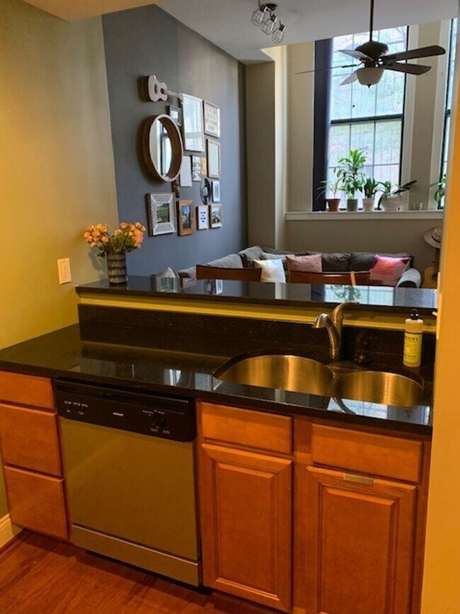 Foto del edificio - Gorgeous 2-Bedroom Condo in Old City! Free Parking Spot Included!
