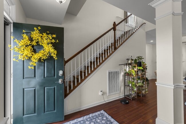 Foto del edificio - 3 Bed 2.5 Bath Home with 2 Car Garage and Fenced Backyard