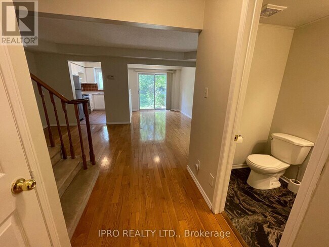 Photo du bâtiment - 2350-2350 Britannia Rd W
