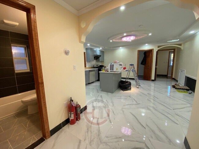 Foto del edificio - 1318 Mace Ave