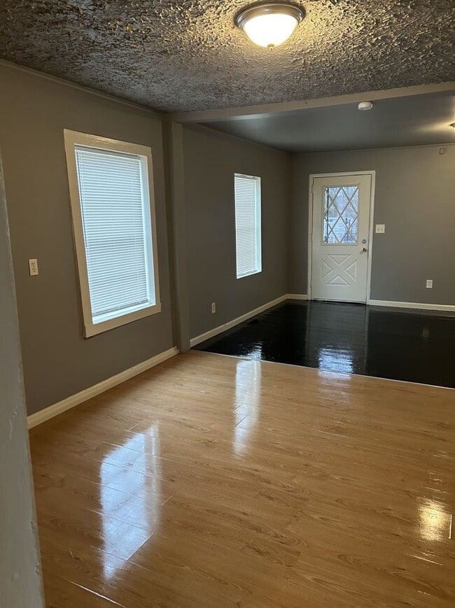 Building Photo - JANUARY MOVE IN SPECIAL!! FIRST MONTH FREE!