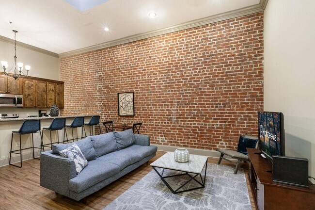 Building Photo - 300 Baronne St