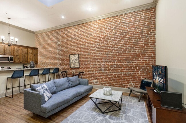 Building Photo - 300 Baronne St