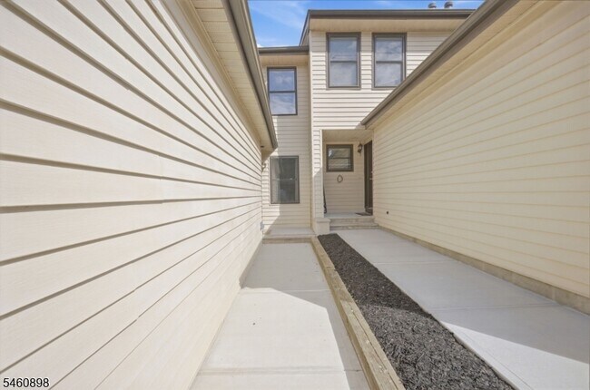 Building Photo - 126 Locust Ct