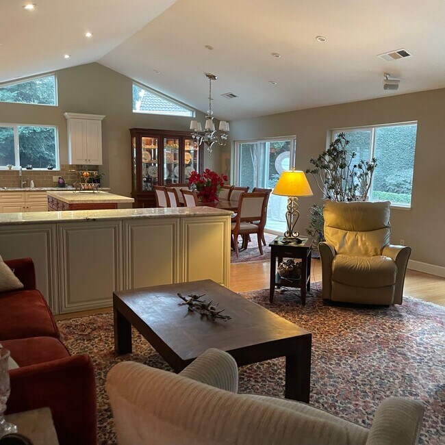 Building Photo - Updated 3 bedroom in Regency Park!