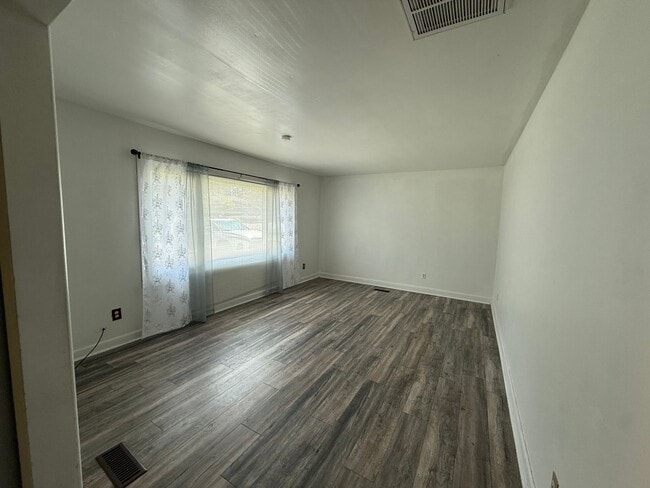 Building Photo - 1605 Dartmore Dr N