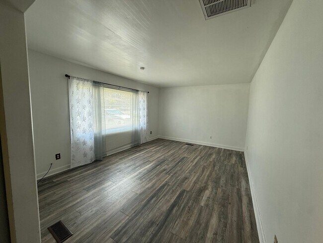 Foto del edificio - 1605 Dartmore Dr N