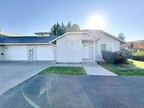 Building Photo - 5550 Glenridge Wy