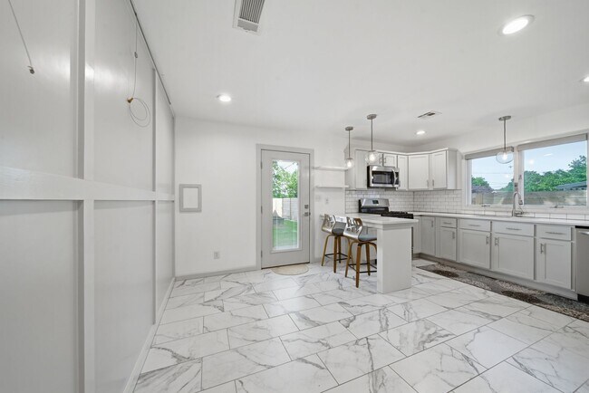 Foto del edificio - Updated 3 Bed, 1 Bath Home for Lease in Prime Midtown Location!