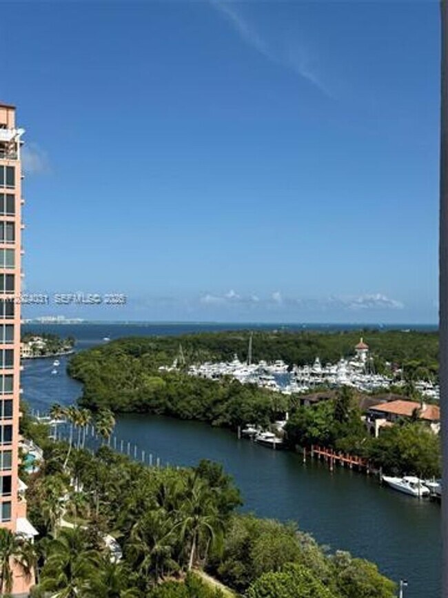 Foto del edificio - 90 Edgewater Dr