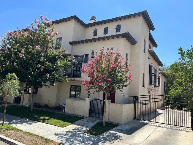 Building Photo - 247 S Arroyo Dr