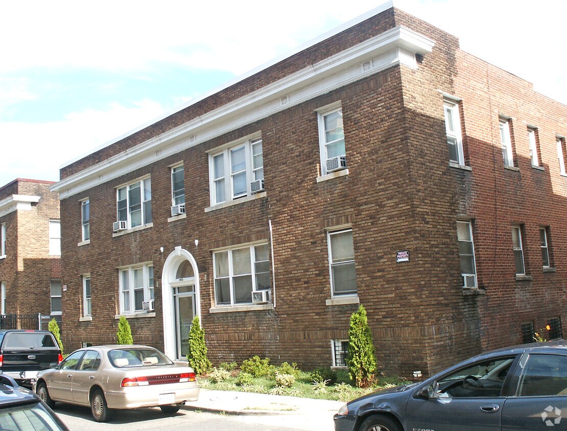 Building Photo - 1445 Oak St NW